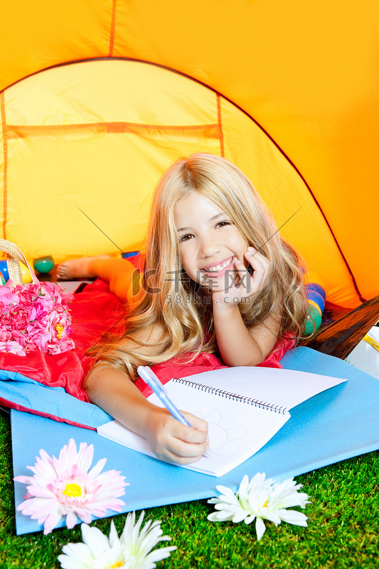 儿童女孩在野营帐篷里用鲜花写笔