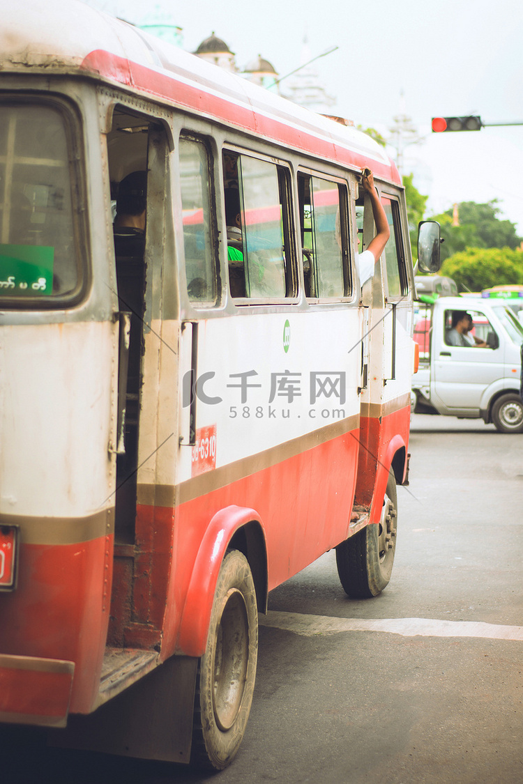 仰光，缅甸的老公共汽车