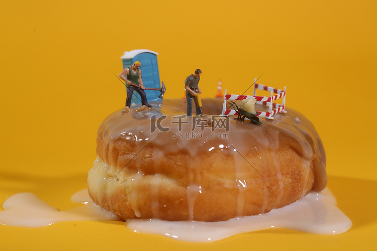 警务人员在概念食品意象与甜甜圈