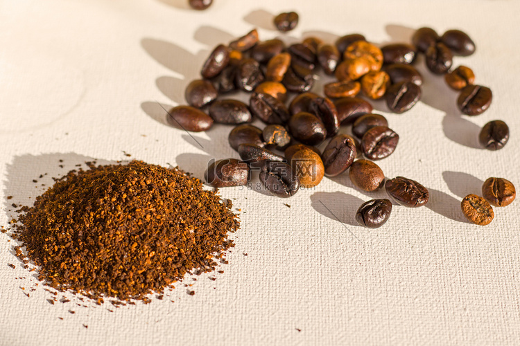 烤咖啡豆和粒状咖啡种子