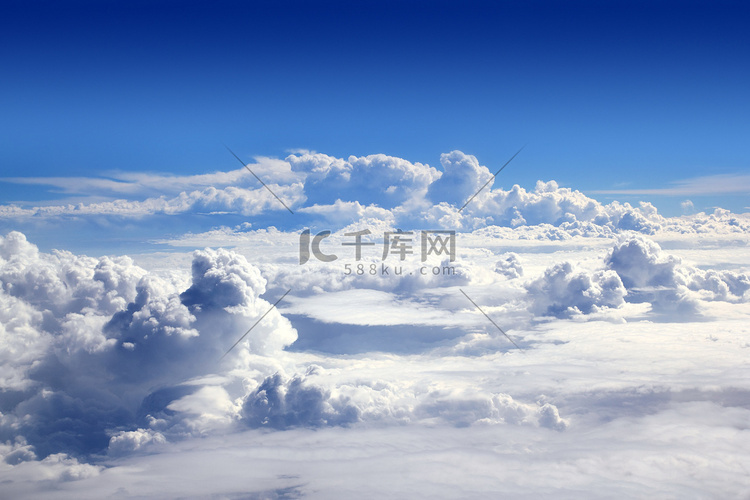 从飞机云的蓝天高视图