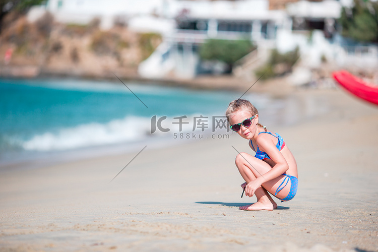 欧洲假期在海滩玩耍的可爱小女孩