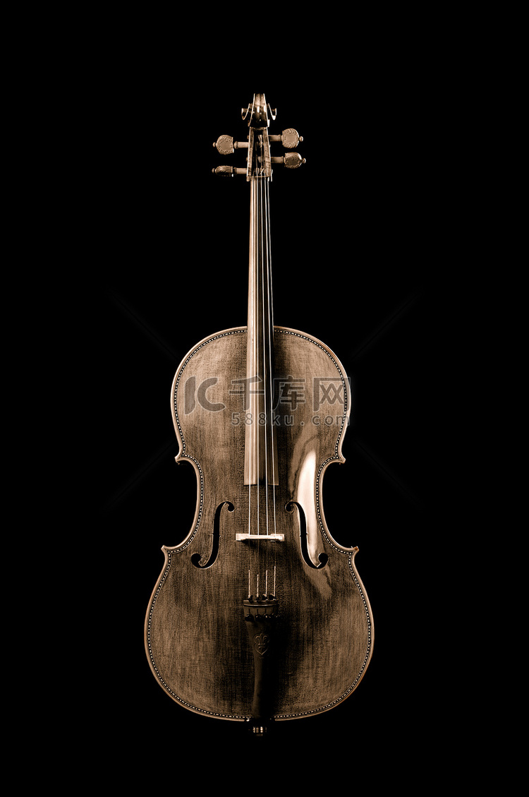 黑色背景中大提琴的棕褐色