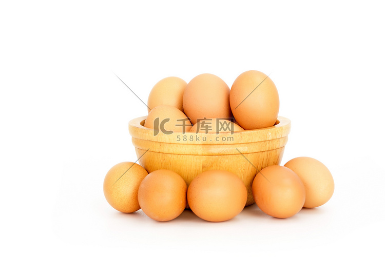 鸡蛋，碗里的鸡蛋在白色上分离