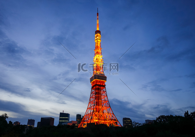 东京塔在晚上，日本
