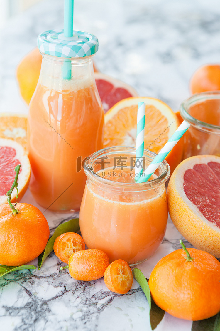 由新鲜柑橘类水果制成的果汁