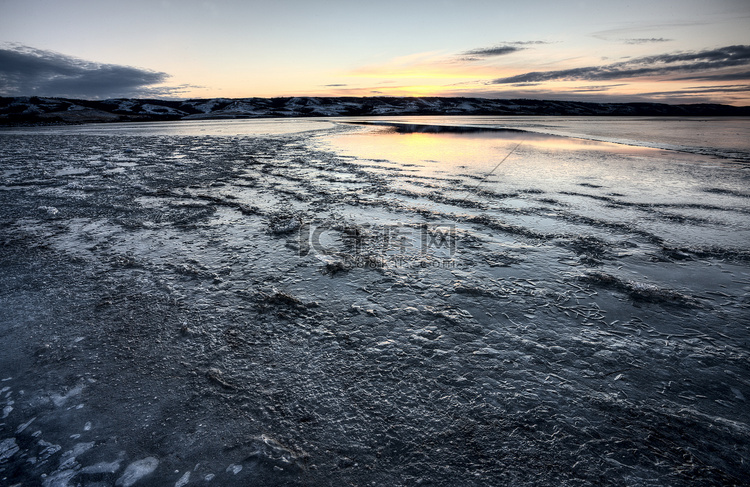 湖上结冰