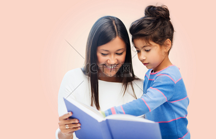 快乐的母女看书