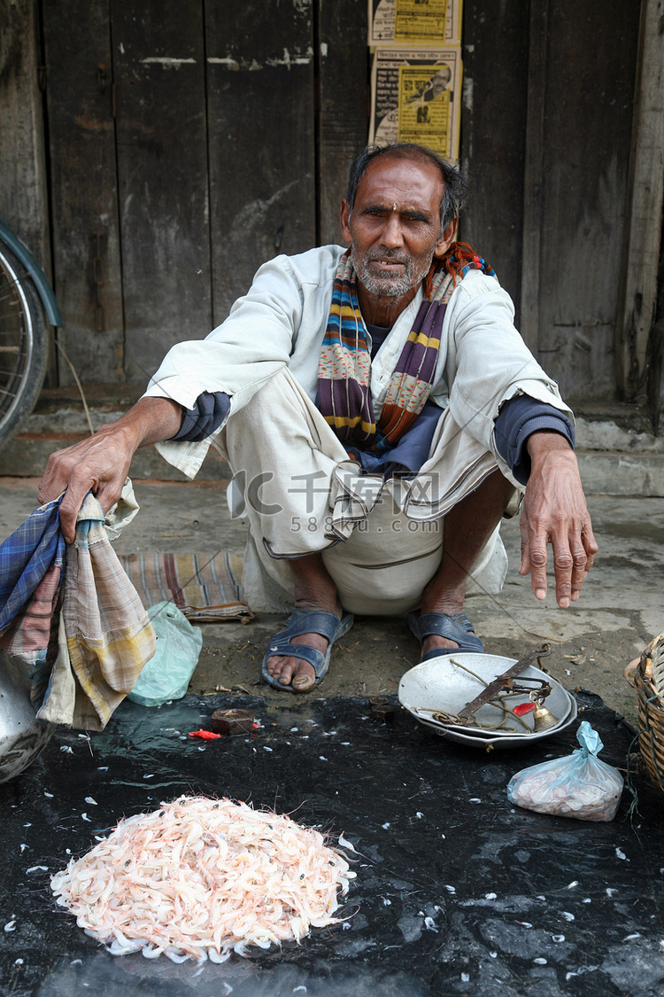 西孟加拉邦 Kumrokhali 卖虾的人