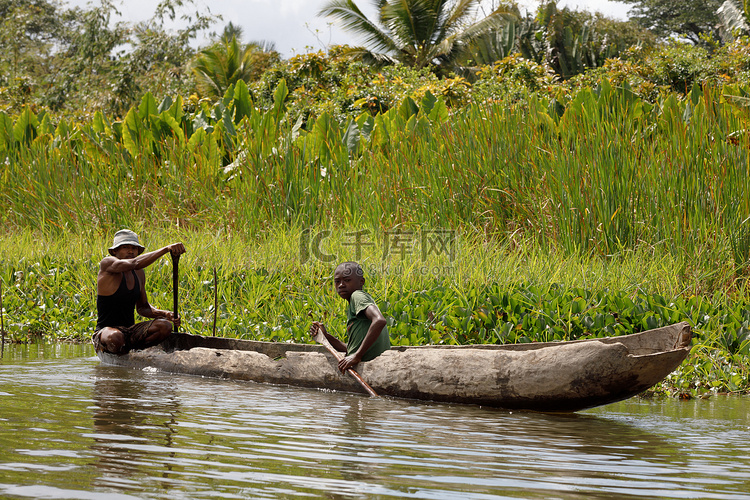 马达加斯加河边乡村的生活
