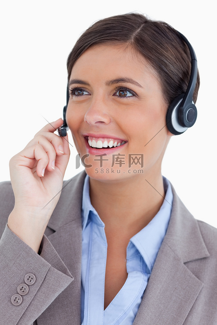 带耳机的女性呼叫中心代理的特写