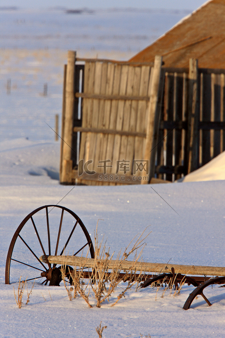 冬季萨斯喀彻温省的旧谷仓和马车