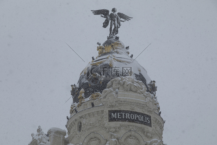 下雪天的大都会建筑，马德里。