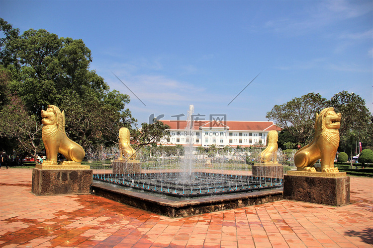 柬埔寨暹粒喷泉周围的金狮子