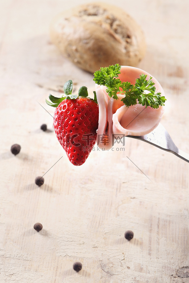 草莓和叉子上的剁肉