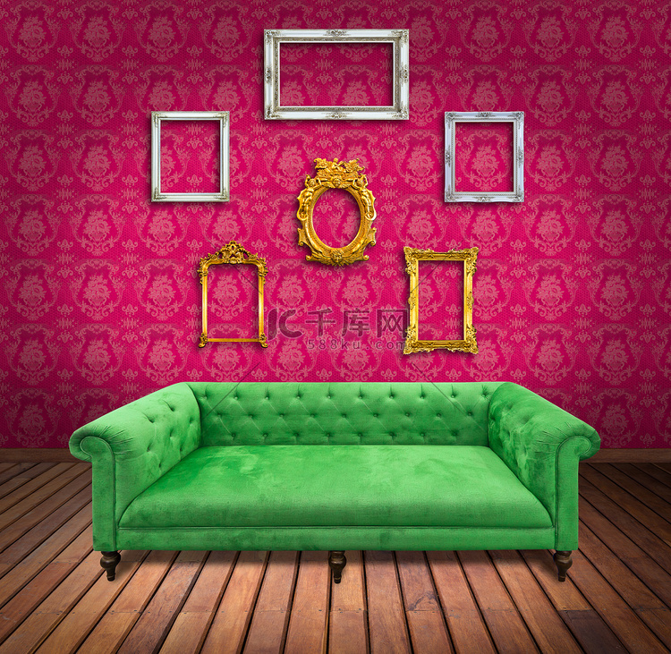 粉红色壁纸房间的沙发和框架