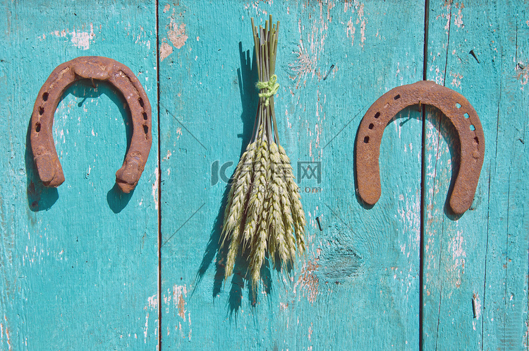 木仓墙上的麦束和两个马蹄运气标