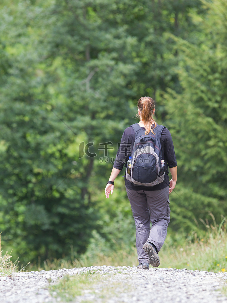 远足者，背着背包的年轻女子