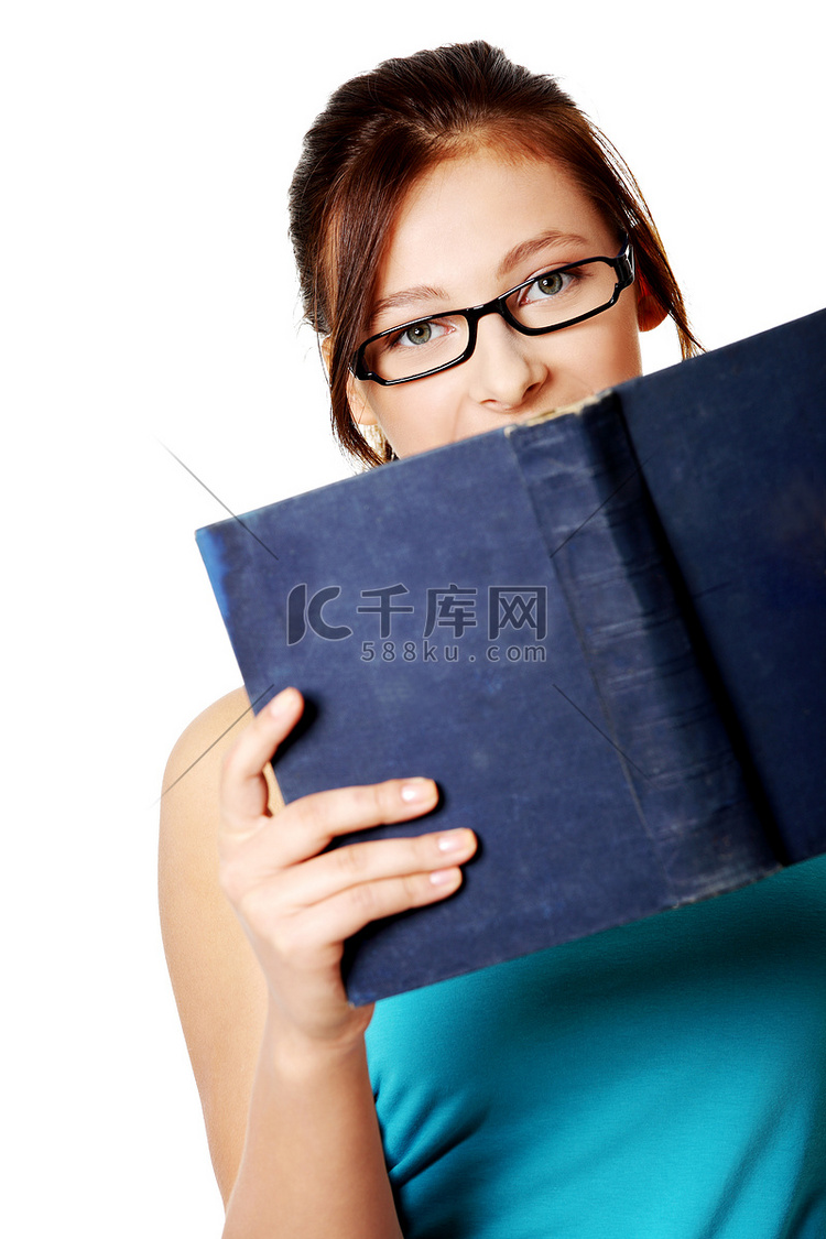 年轻的白人女孩拿着一本书。