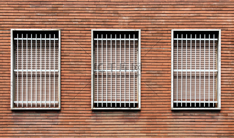 砖墙上的窗栏和关闭的窗户