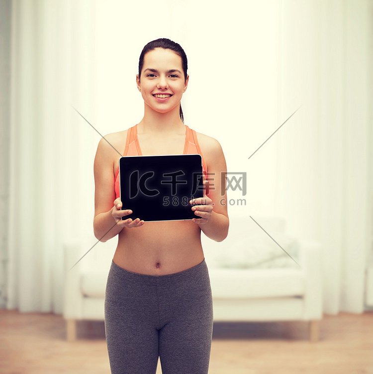 有 tablet pc 空白屏幕的运动型女人