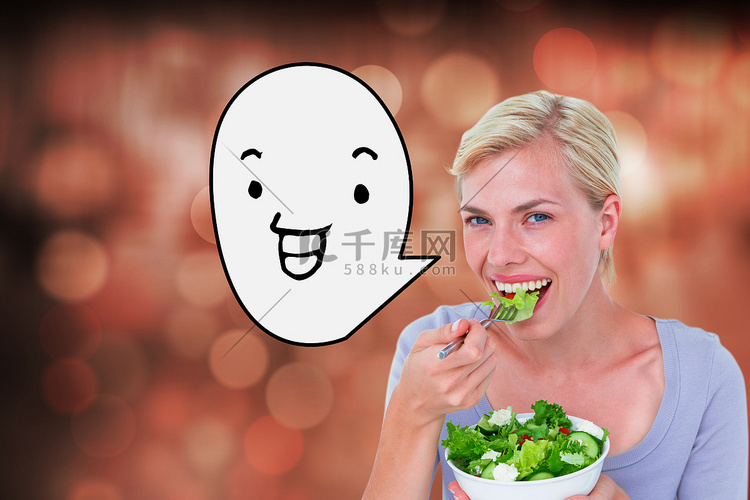 快乐的金发女人拿着一碗沙拉的合