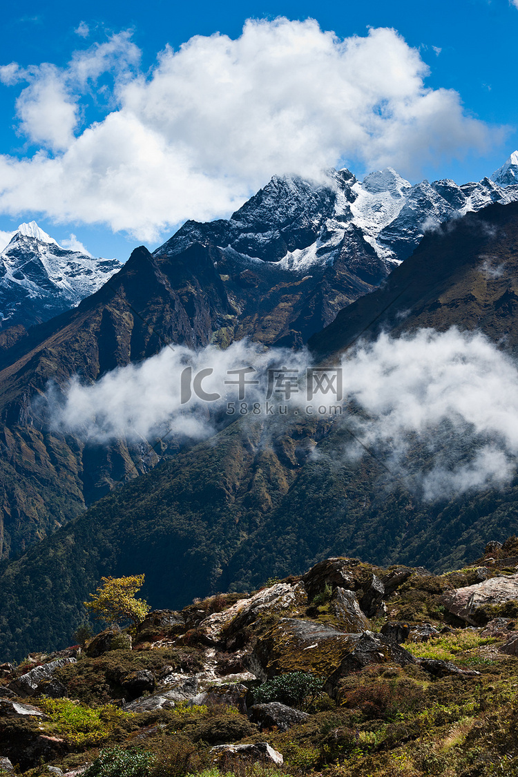 秋天的喜马拉雅山：山峰和云