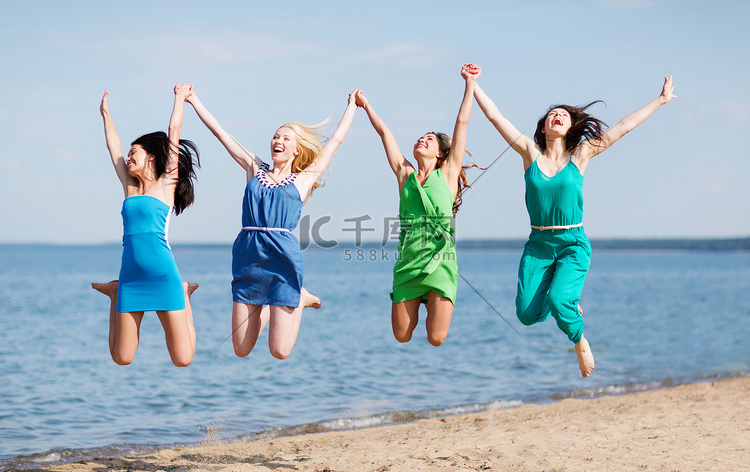 女孩们在沙滩上跳跃