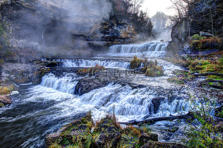 HDR 中的多彩风景瀑布