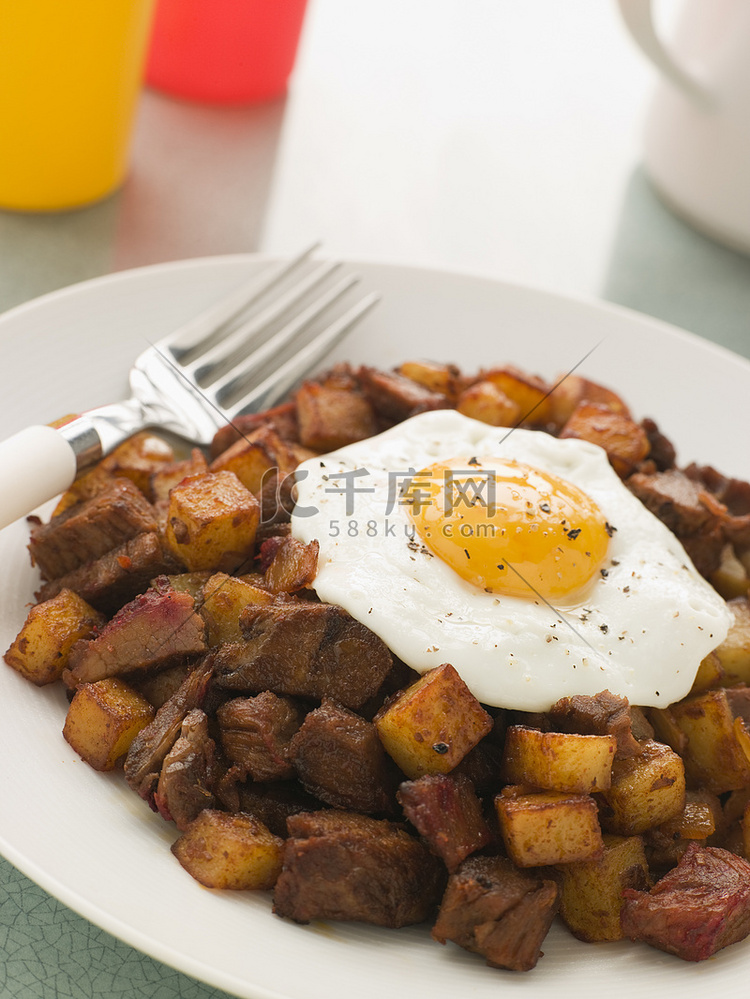 咸牛肉杂烩配煎蛋和黑胡椒