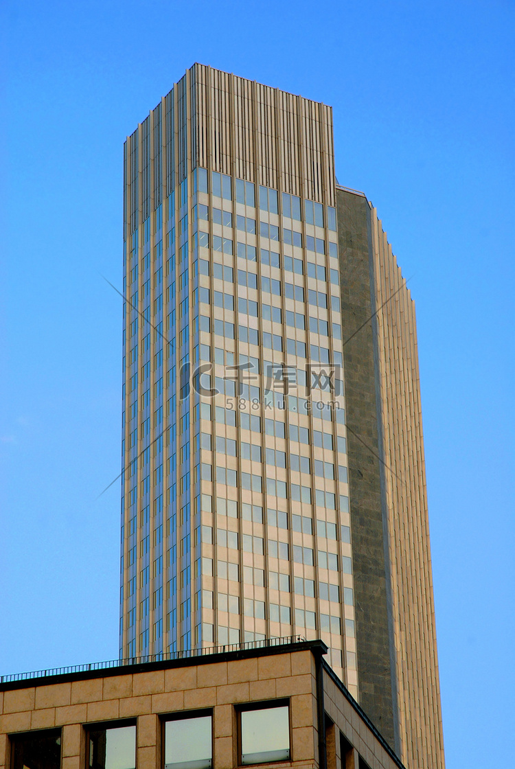 蓝天背景下的摩天大楼