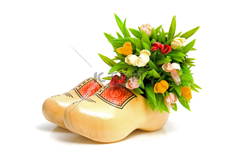 一双传统的荷兰黄色木鞋