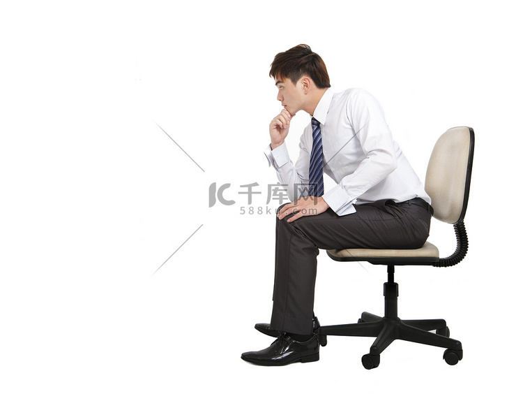 商人正在思考并坐在办公椅上