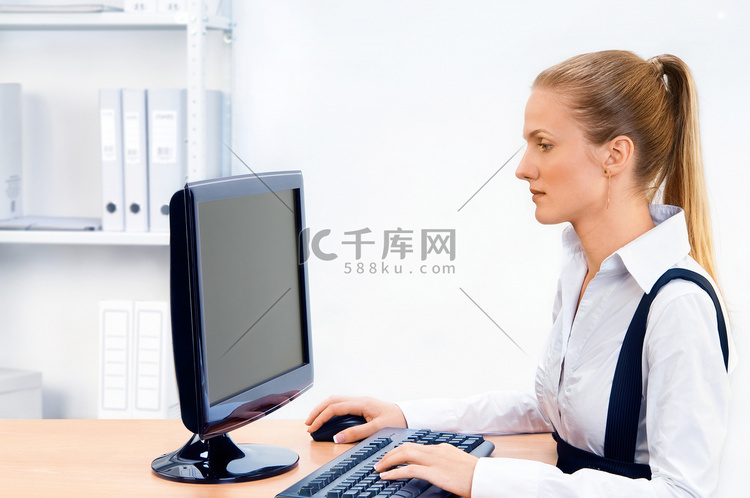 女人在电脑前工作