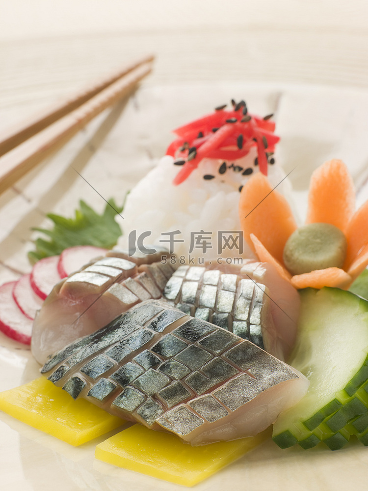 青花鱼生鱼片配腌白萝卜沙拉和醋