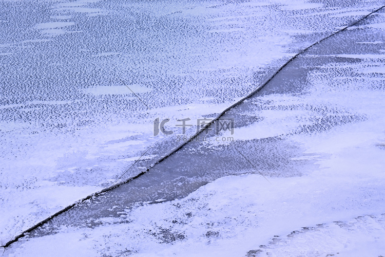 冰上的长裂缝