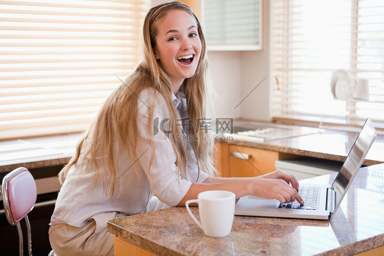 使用笔记本电脑喝茶的女人