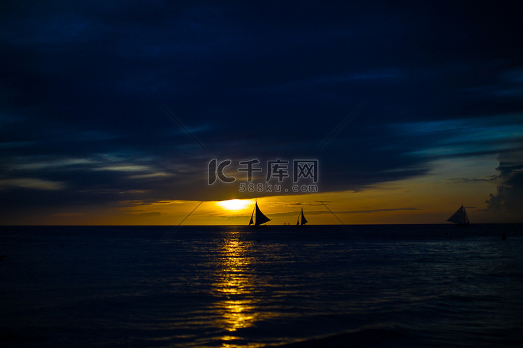 在美丽的日落的小帆船在菲律宾