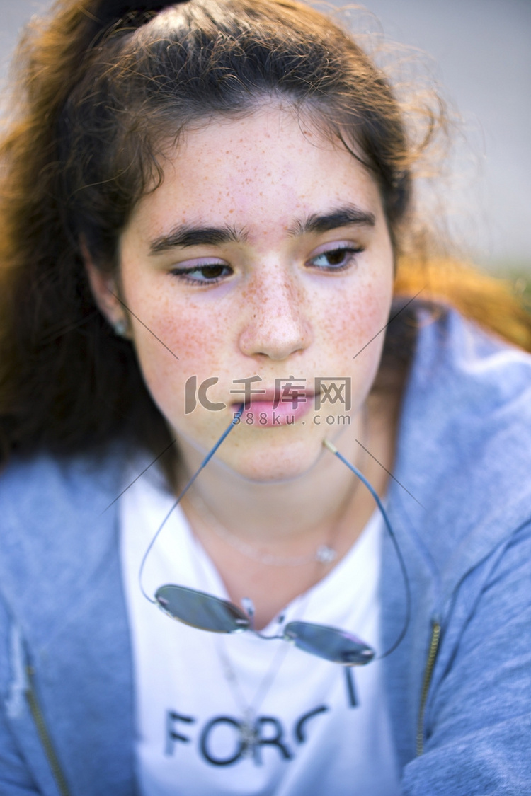 可悲的年轻女孩与雀斑的特写肖像
