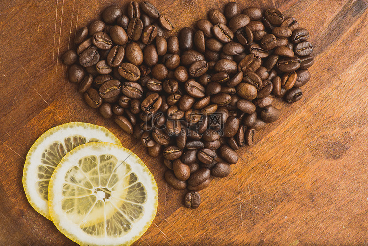 棕色咖啡豆呈心形，柠檬，宏观咖