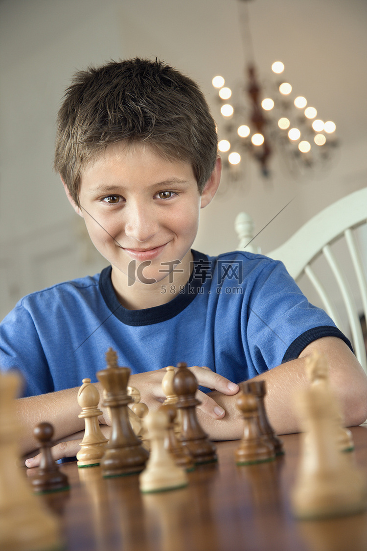 下棋的男孩。