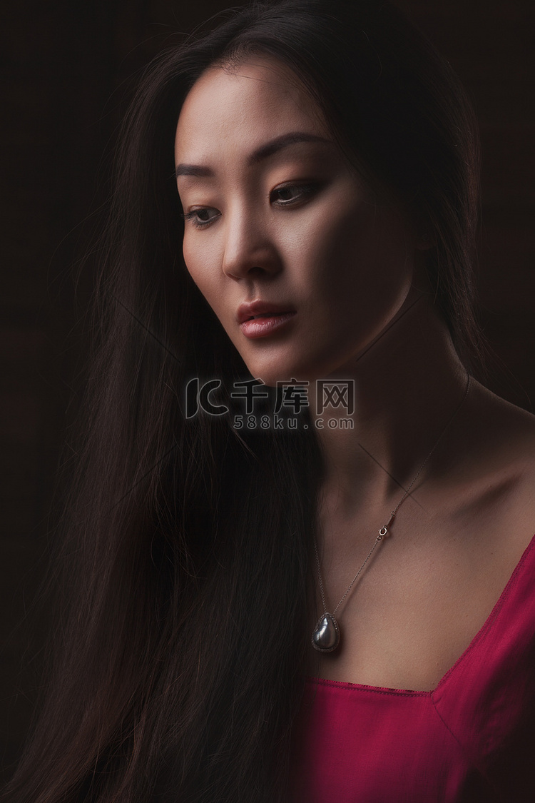 美丽的亚洲女人的特写工作室肖像