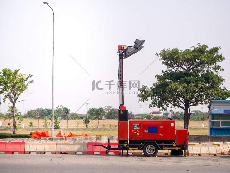 道路上的柴油发电机和户外灯