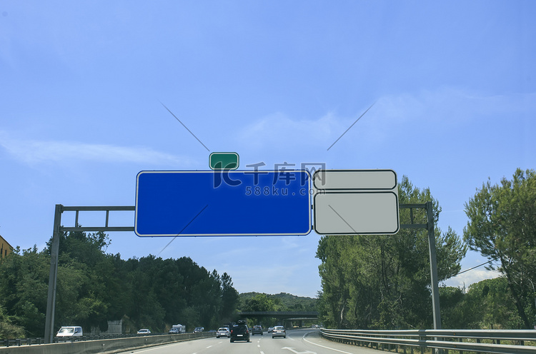 西班牙高速公路上的方向标志