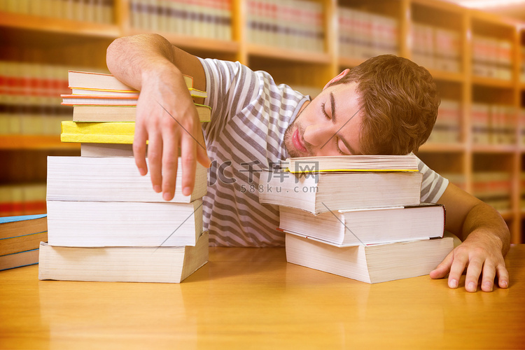 学生在图书馆睡觉的合成图像