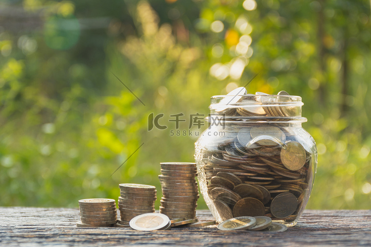 罐子里的硬币和钱堆一步步增加钱