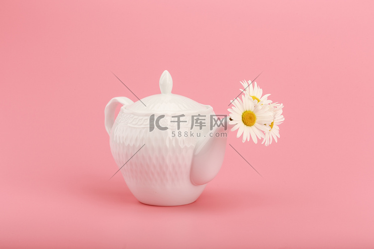 白瓷茶壶，粉红色背景下饰有洋甘
