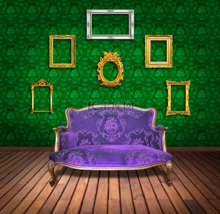 绿色墙纸房间的复古豪华扶手椅和