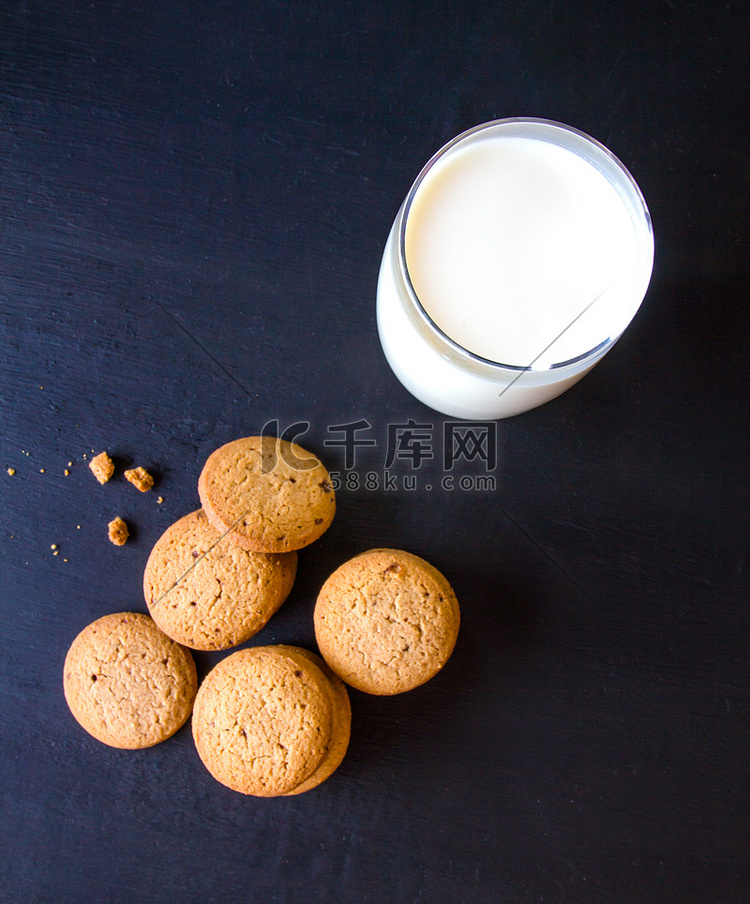 木桌上的燕麦饼干和牛奶玻璃