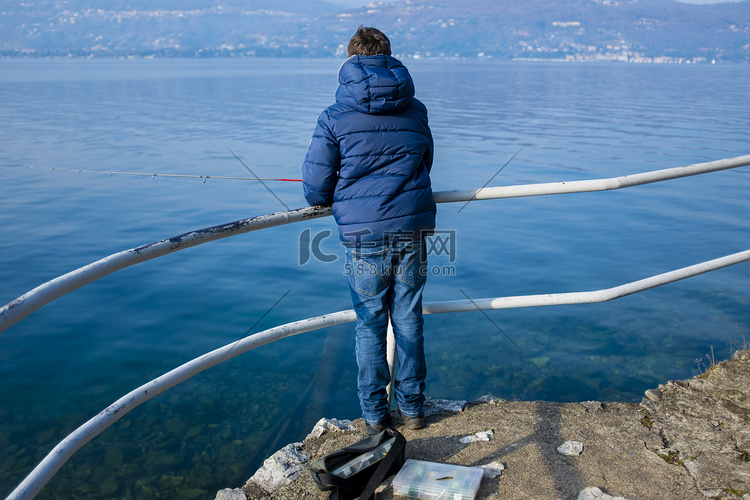 湖边的少年在冬天钓鱼